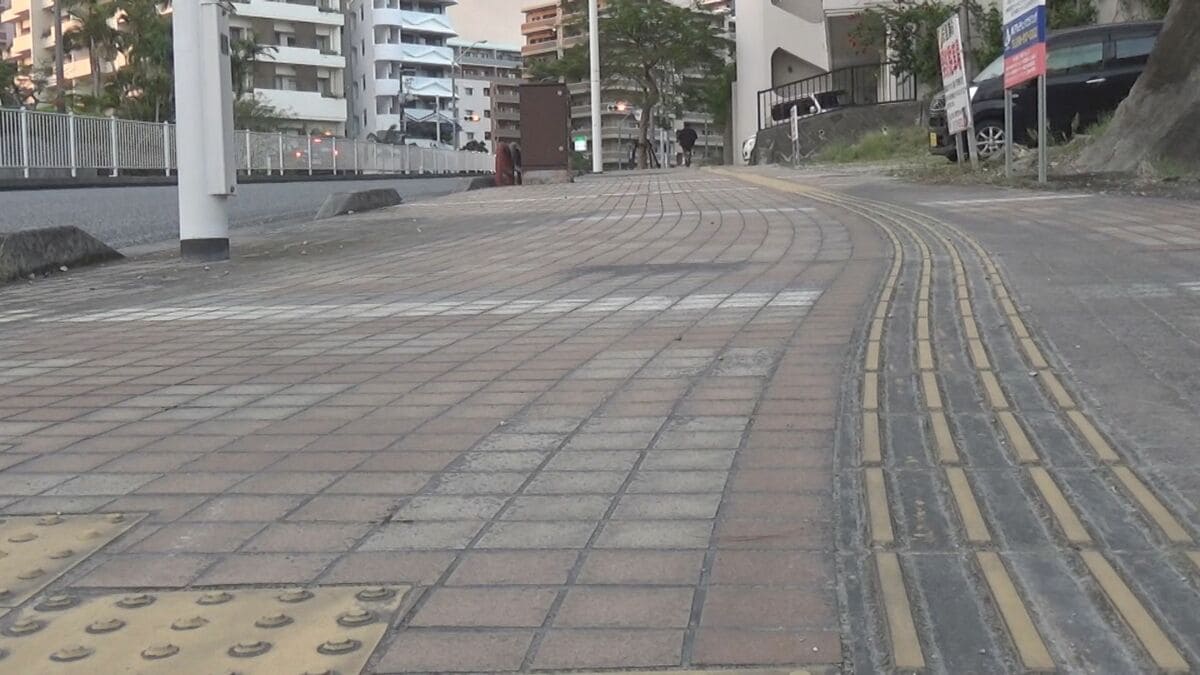 「車が人を引きずっている」　駐車場前の歩道で横たわる男性が車にひかれ重傷 上半身が車の下敷きに　那覇市