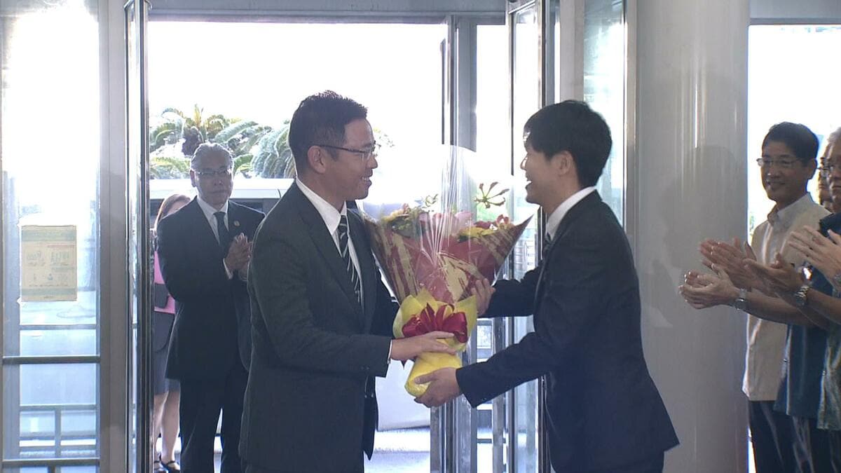 古謝玄太新知事が初登庁 「県民に寄り添った県政運営したい」 歴代最年少知事の沖縄県政スタート