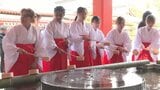 創建1300年記念 宇佐神宮で留学生らが「巫女」体験 大分 | 大分のニュース|OBS NEWS|大分放送