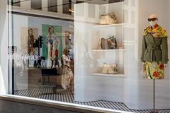 バーバリー４－６月期売上高、市場予想より小幅な下落－改革が奏功| TBS CROSS DIG with Bloomberg