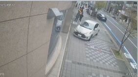 「アクセルを強く踏んでしまった」74歳女を逮捕 駐車場から出てきた車が車道を横切って歩道へ 歩行者7人病院搬送 1人が重傷 「暴走」事故の直前映像 【動画あり】|TBS NEWS DIG