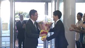 古謝玄太新知事が初登庁 「県民に寄り添った県政運営したい」 歴代最年少知事の沖縄県政スタート|TBS NEWS DIG