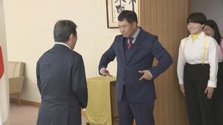 外務省の「たびレジ」サポーターにとにかく明るい安村さん就任　茂木外務大臣に「安心してください、履いてますよ」　海外ロケで活躍のガンバレルーヤも| TBS CROSS DIG with Bloomberg
