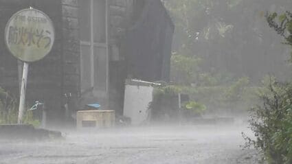 梅雨前線が停滞、屋久島1時間90ミリの猛烈な雨 あす19日昼にかけ激しい