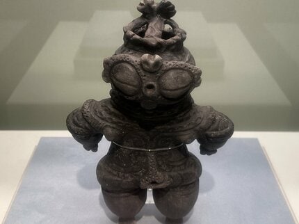巨大な丸い目が特徴！縄文時代の土偶が京都に集結「なぜ遮光器土偶と