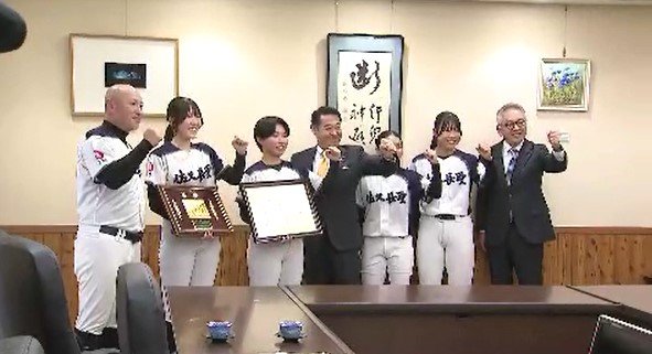 「夏に目指すのは、日本一それだけ！」高校女子硬式野球の選抜大会で「初優勝」長野・佐久長聖高校の女子野球部…佐久市の柳田市長に「全国制覇」を報告…春夏連覇に向けて意気込み|TBS NEWS DIG