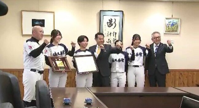 「夏に目指すのは、日本一それだけ!」高校女子硬式野球の選抜大会で「初優勝」長野・佐久長聖高校の女子野球部…佐久市の柳田市長に「全国制覇」を報告…春夏連覇に向けて意気込み|TBS NEWS DIG