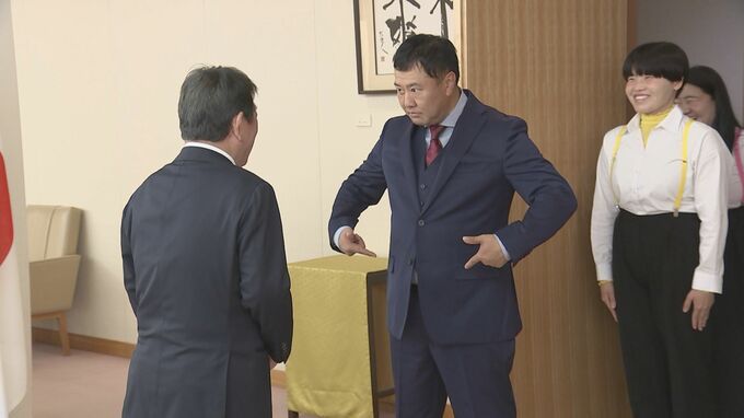 外務省の「たびレジ」サポーターにとにかく明るい安村さん就任　茂木外務大臣に「安心してください、履いてますよ」　海外ロケで活躍のガンバレルーヤも