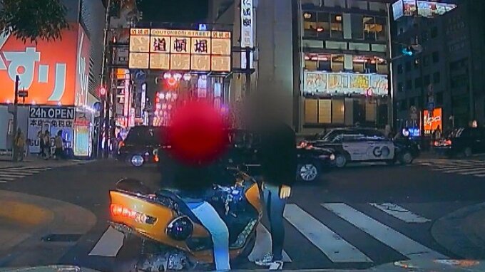 【ドラレコに一部始終】大阪・道頓堀で大型バイクが追い越しざまに接触…車の男性近づくもバイクは制止振り切り逃走　男性「めちゃくちゃ怖かった…」|TBS NEWS DIG