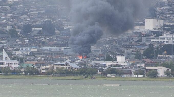 諏訪湖近くで建物火災　消防が消火活動中　15日午後２時ごろ出火か　諏訪湖では夜に「諏訪湖祭湖上花火大会」　|　SBC NEWS | 長野のニュース | SBC信越放送
