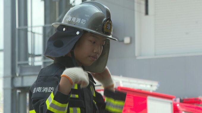 素早く防火着を着て放水するまでの流れも体験　小学生が消防キャンプ体験　山口県周南市|TBS NEWS DIG