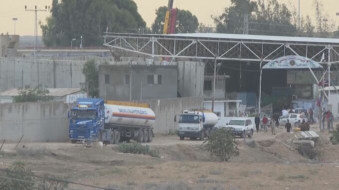 ガザにエジプトから燃料積んだトラック、イスラエルの「完全封鎖」後初めてか