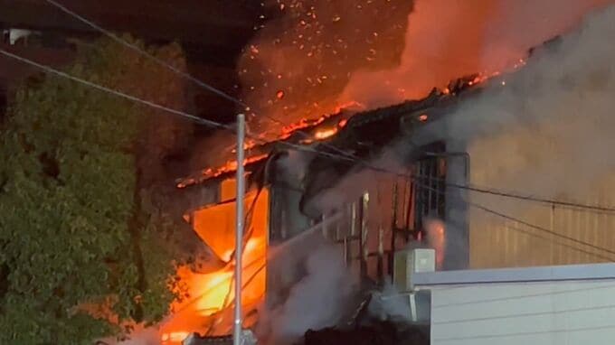 「2階から火が出て燃えている」と住人から通報　大供表町で木造2階建て住宅全焼　男性がやけど【岡山・北区】|TBS NEWS DIG