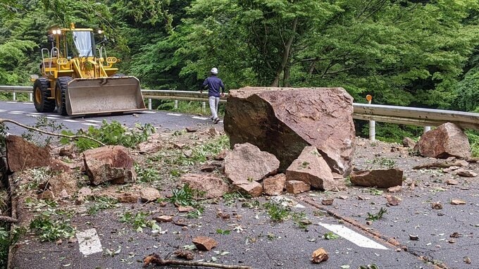 あわや大惨事… 1m超える岩が国道に落石　現場は全面通行止め　広島|TBS NEWS DIG