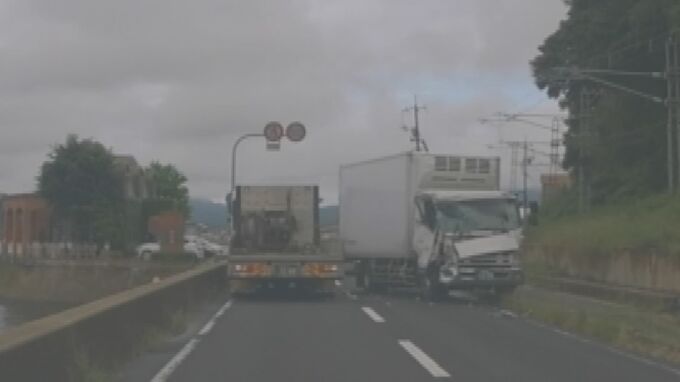 国道で大型トラックが蛇行運転…バスに接触したうえ、大型トラックと正面衝突　車線を大きくはみ出し突っ込む「衝突の瞬間」ドライブレコーダーがとらえた|TBS NEWS DIG