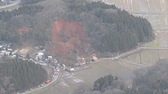 【空撮画像】11棟巻き込むがけ崩れ　崩れた山は赤い土がむき出しに…土砂に押しつぶされた家屋　80人態勢での捜索続く　|　山形のニュース│TUYテレビユー山形