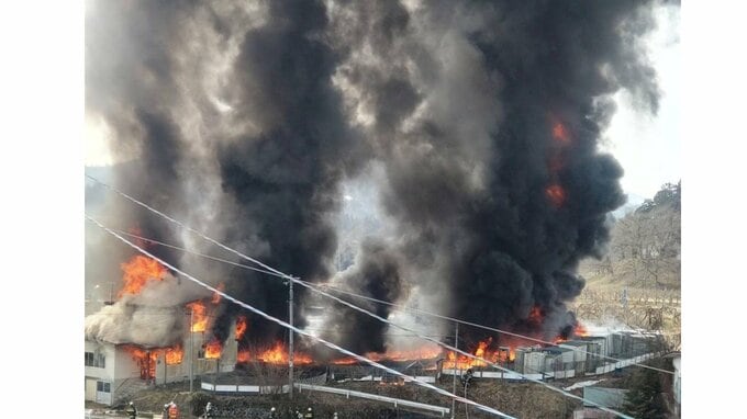 数えきれないほどの仮設トイレが炎上...大江町で火災　多数の仮設トイレ、少なくとも5棟以上の建物が燃える　現在消火活動中（山形）　|　山形のニュース│TUYテレビユー山形