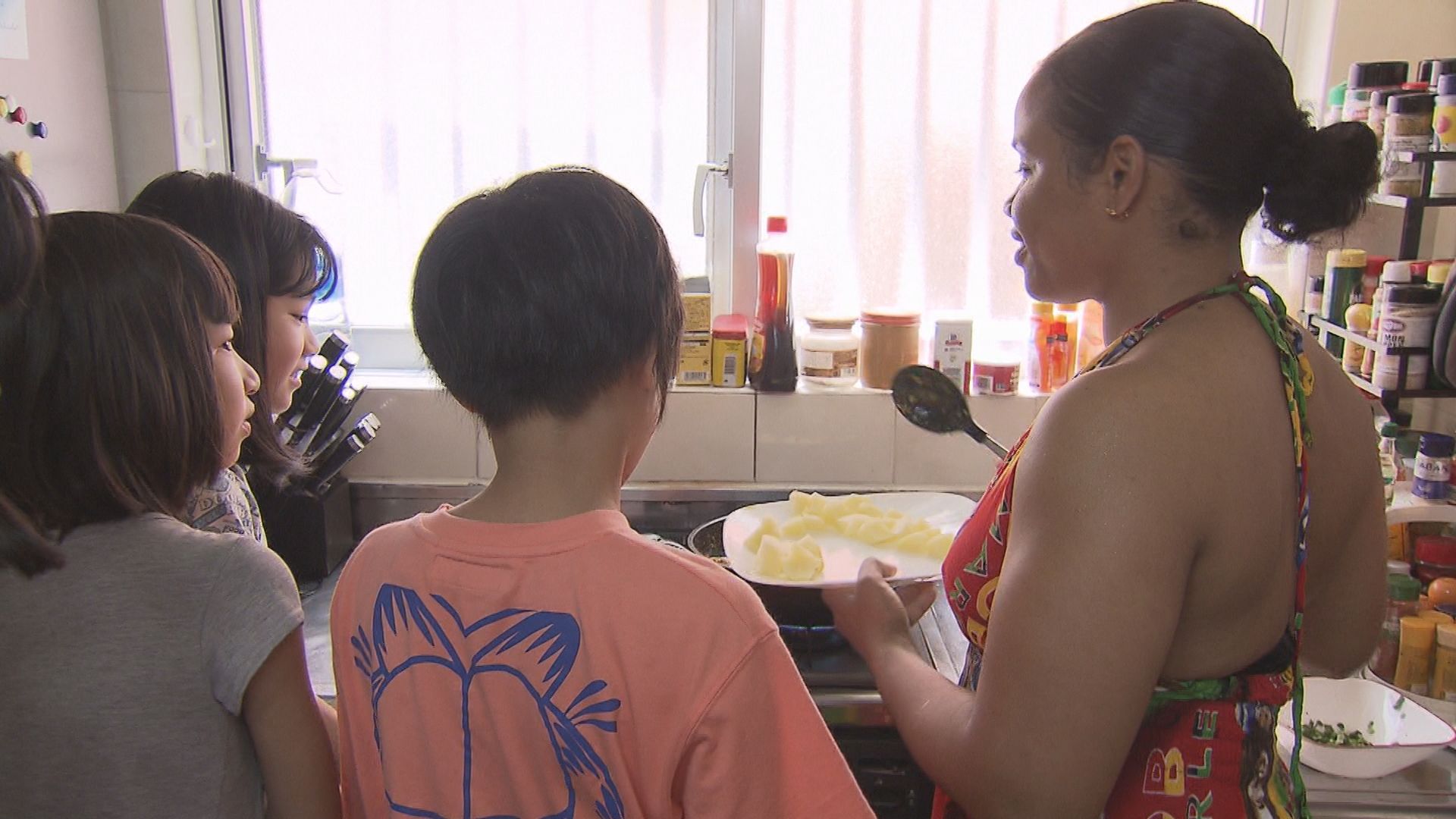 経済的に生活が厳しい家庭の子どもたち　外国人家庭のホームステイで異文化交流　沖縄