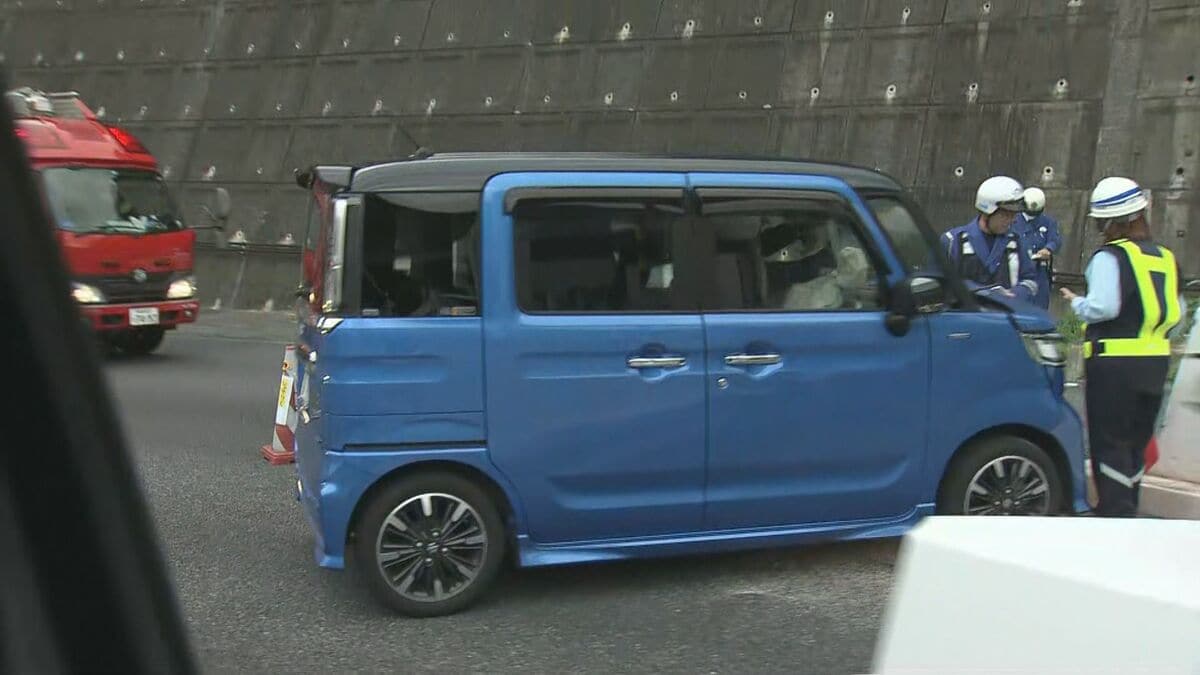 長崎自動車道で軽乗用車が料金所に衝突 50代女性が胸の痛み訴え病院に