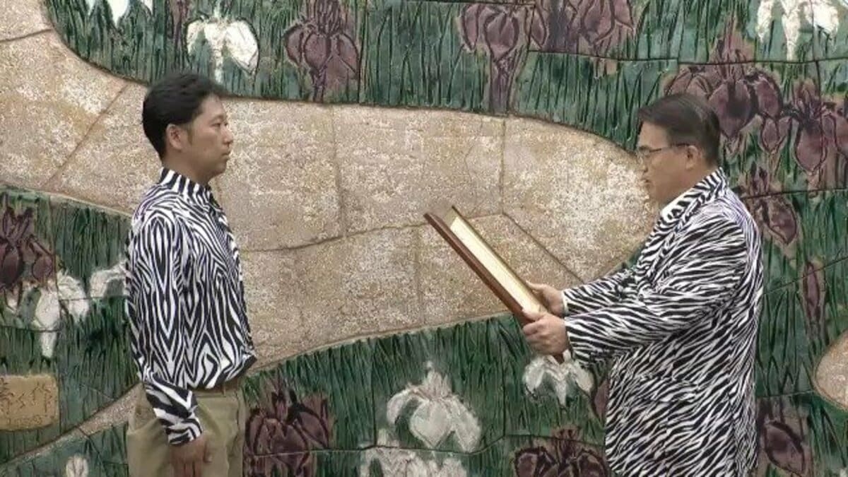 愛知県知事も“ゼブラスーツ”でお祝い ｢ウシ｣をスプレーで｢シマウマ｣に