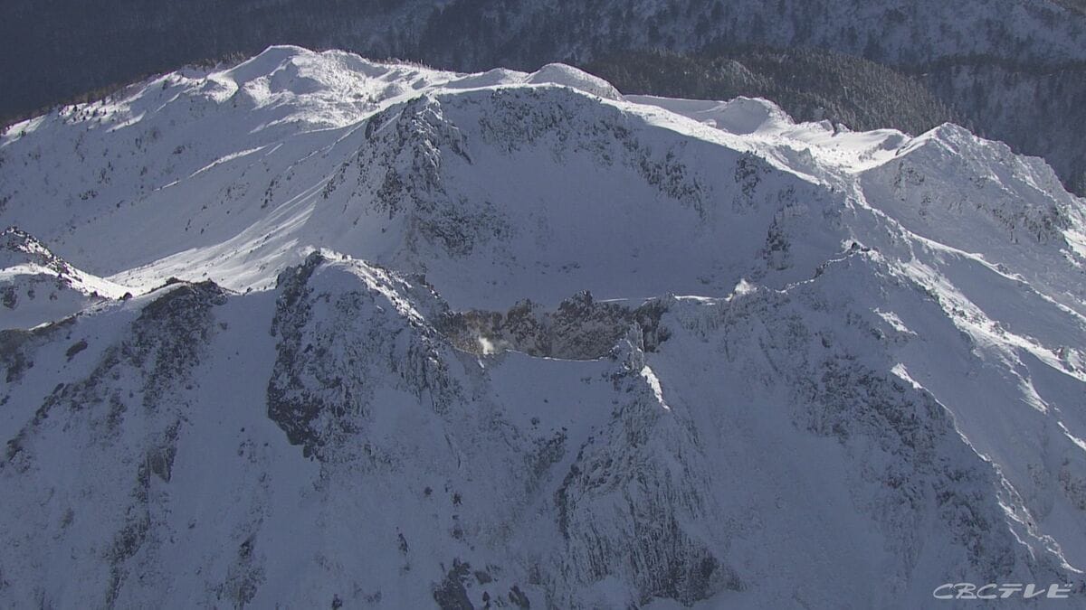 活火山「焼岳」の噴火警戒レベル１「活火山に留意」から２「火口周辺規制」に引き上げ　火口から約１キロに立ち入り規制　噴火にともない大きな噴石が飛散のおそれ　