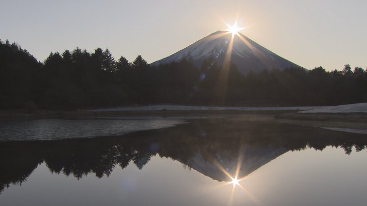 Wダイヤモンド富士の初日の出に「神秘的で今年1年もがんばれそう」　約2000人が鑑賞　山梨・富士河口湖町