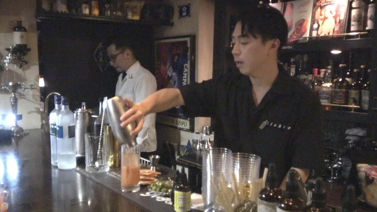 麦焼酎×カンパリの新作カクテル「ロッソ・ブルー」誕生　世界イベントに向けお披露目