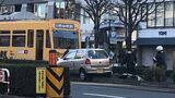 車が中央分離帯に乗り上げ路面電車の軌道ふさぐ 通勤時間帯の足に影響も【岡山】|TBS NEWS DIG