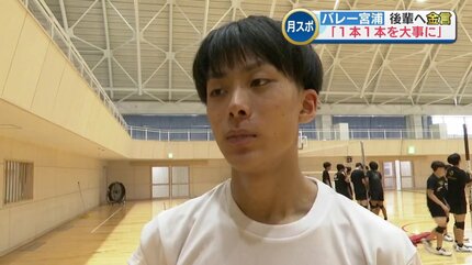 よう頑張ったね」バレー男子・宮浦選手が母校の鎮西高校へ 恩師との