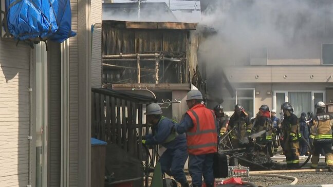 住宅街の物置で火事 一時、大量の黒煙が立ち上る 近隣の住宅にも一部延焼 けが人なし 北海道旭川市|TBS NEWS DIG