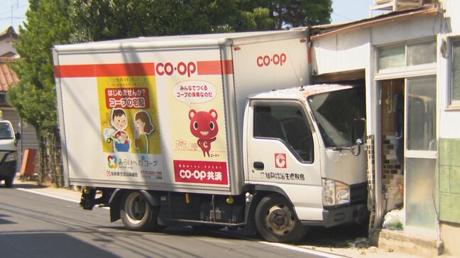 トラックが民家に突っ込む 運転手が意識不明の重体 鳥取県米子市|TBS NEWS DIG