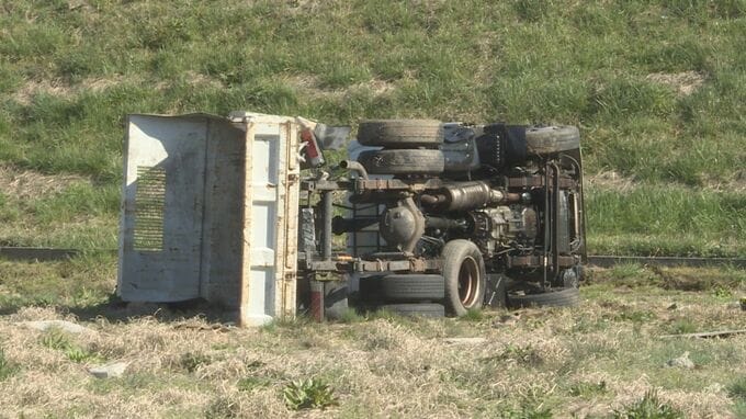 トラックが田に転落し横転、2人投げ出され高齢男性が死亡、40代男性が重傷　山口県萩市|TBS NEWS DIG
