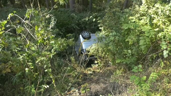 山道で車が5メートル崖下に転落　道路脇のポールをなぎ倒し…脱輪して横転したか　運転の50代女性　命に別状なし　|　BSSニュース | BSS山陰放送
