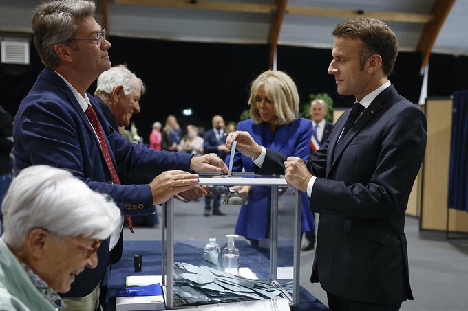 仏下院選、左派連合が予想外の勝利－マクロン氏に二つの選択肢