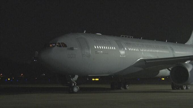 日本人51人乗せた韓国軍機がソウル郊外に到着|TBS NEWS DIG