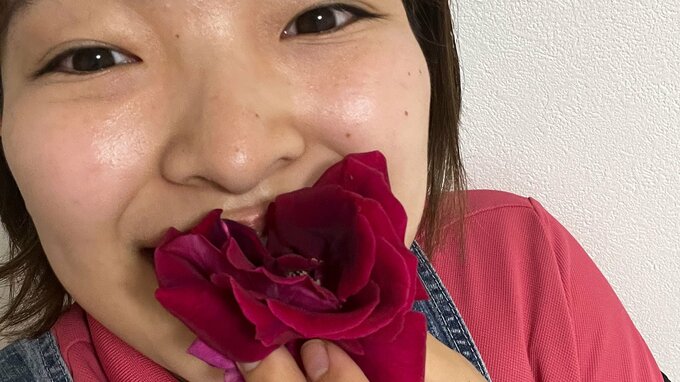 何もすることがなかったから『全国３００種類のバラを食べた男』は “チンパンジーのパンくん” が暮らす阿蘇カドリードミニオンの元園長だった　|　熊本のニュース｜RKK NEWS｜RKK熊本放送