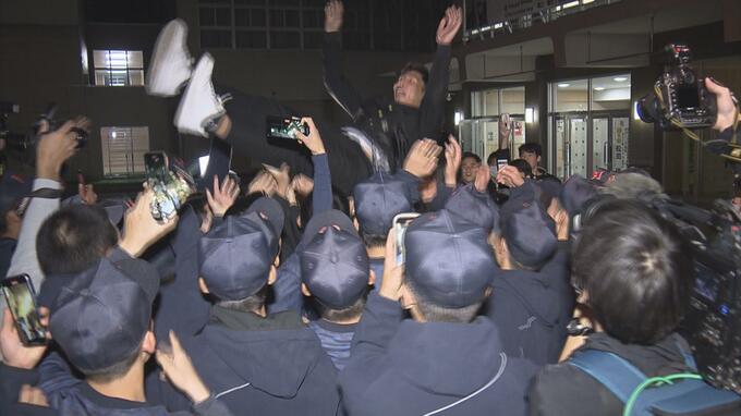 プロ野球ドラフト会議　「日本代表になって日本を背負えるピッチャーになります」成田晴風投手（弘工）西武４位指名！　中澤選手（八学光星）と庄司投手（青大）は育成指名に！|TBS NEWS DIG