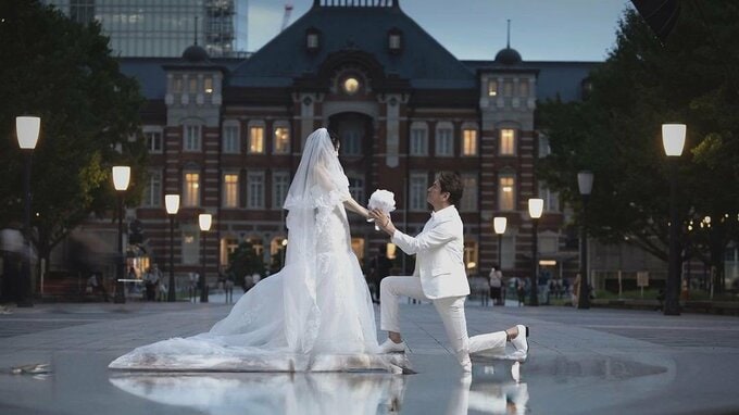 【川﨑麻世】再婚を発表　東京駅をバックにウエディングドレス姿の新婦にひざまずき愛を誓う|TBS NEWS DIG