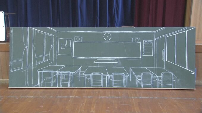 「森って怖いなって思っていた」東京の美大生が地方の森を散策　目的は、小学生と「未来予想図」を描くため…迫力のある黒板アートが完成　|　BSSニュース | BSS山陰放送