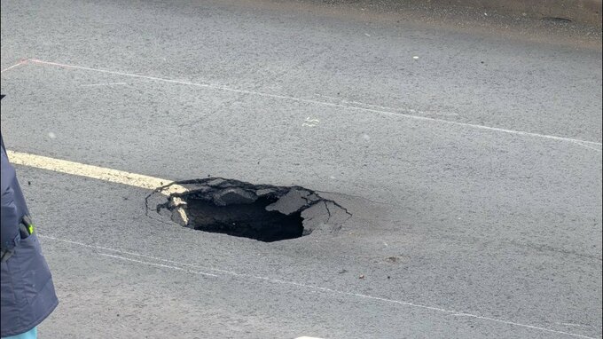 速報「道路の真ん中に穴があいている」札幌市清田区の道道「真駒内御料札幌線」で道路陥没　約50センチ四方　けが人なし　付近の道路一部通行止め|TBS NEWS DIG
