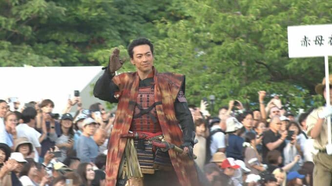 金沢百万石まつり・豪華絢爛な時代絵巻に42万人 「皆の者、出立じゃー」前田利家公役・大東駿介さん お松の方役・菅井友香さん|TBS NEWS DIG