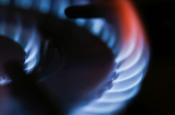 欧州の天然ガス先物、30%急騰－中東の紛争が市場揺るがす