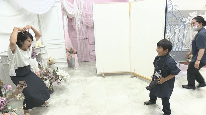 いつもは主役の子どもたちが「カメラマン」に！　写真スタジオで“裏側”お仕事体験　衣装選びのサポートや写真の構図も自分で考えて　広島市　|　RCC NEWS | 広島ニュース | RCC中国放送
