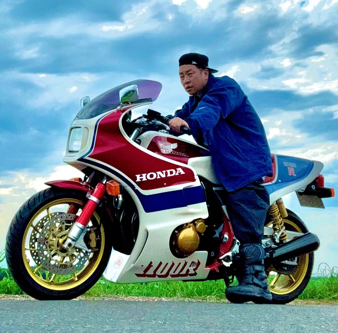 レイザーラモンYG レイザーラモンRG 】 愛車のバイクと2ショット 「このCBをさらにイジ