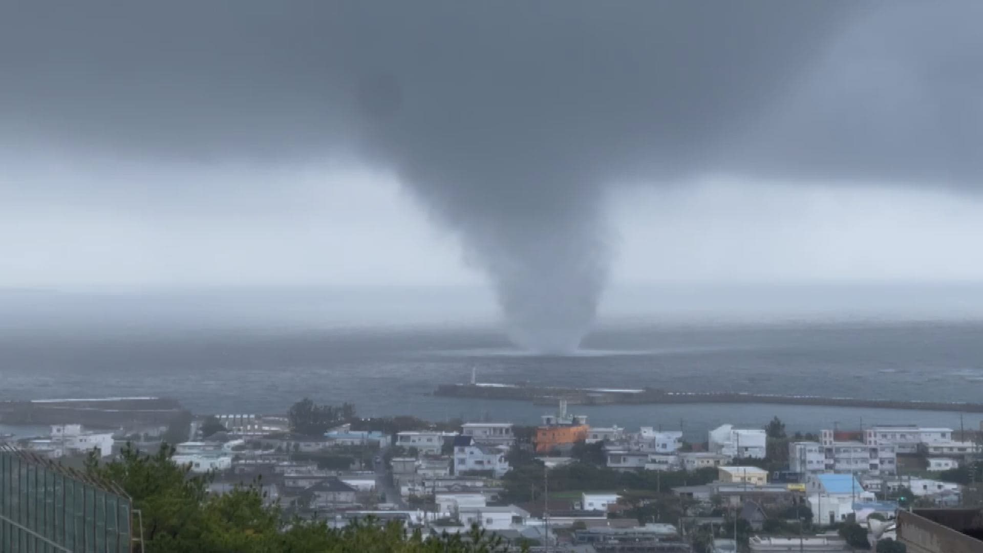 竜巻 動画あり】沖縄本島北部で竜巻か 海水を巻き上げながら進む様子