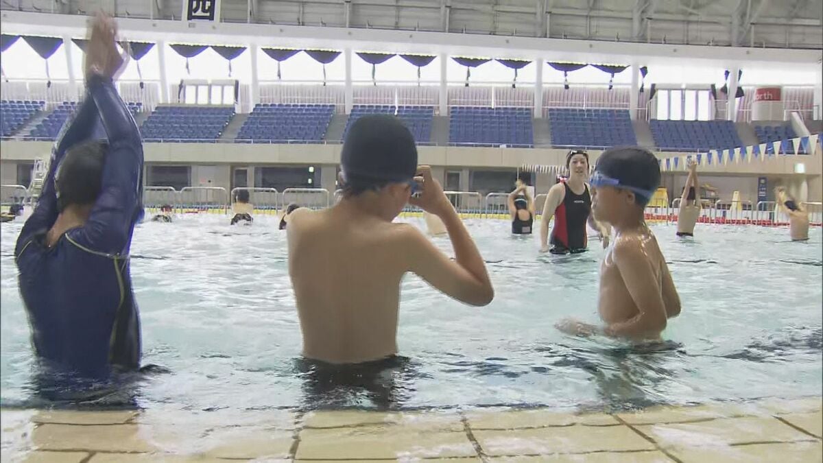 音もなく溺れる」小学校の水泳授業は市民プールで民間の手を借り