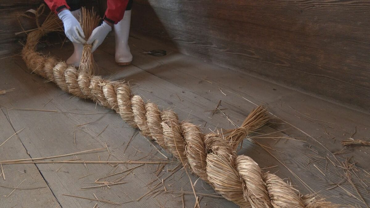 神社で新年のしめ縄作り　氏子50人がわらをたたき最長メートル32本を仕上げる　岐阜・高山市