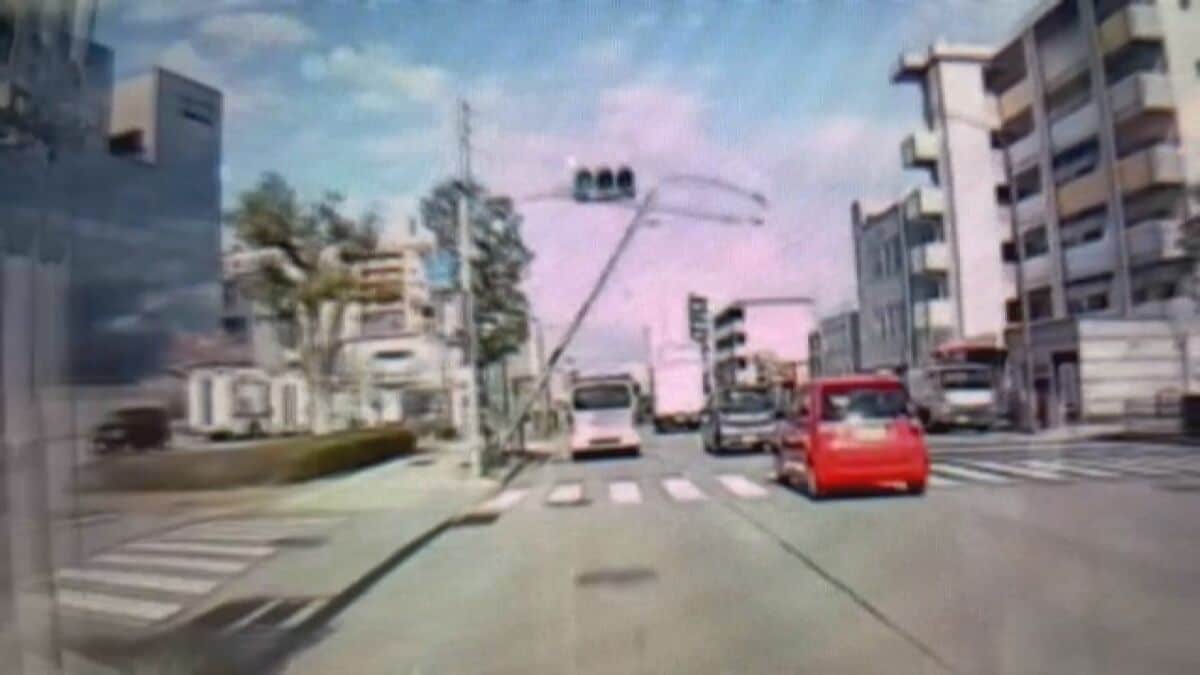 【ドラレコに一部始終】走行中の車の目前に…国道で高さ9mの街灯が突然倒壊　原因は老朽化と強風