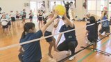 巨大な風船を使い、裸足で元気に動きまわる園児たち 幼稚園でバレーボール教室 甲府市 | 山梨のニュース | UTYテレビ山梨