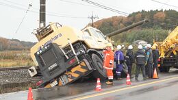 クレーン車が路肩にはみ出す 並走ののと鉄道もダイヤに乱れ 石川・七尾市の県道　|　石川県のニュース｜MRO北陸放送